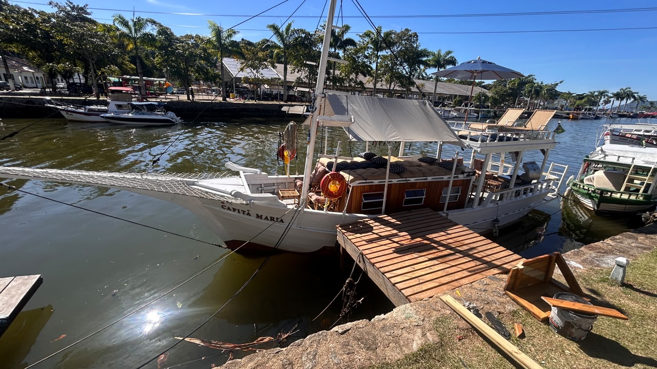 Lancha Capitão Maria para passeio de lancha em Paraty - Aluguel de lanchas